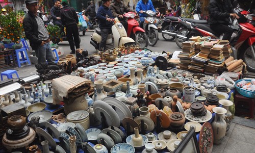 Year-end antique market in Hanoi's Old Quarter - ảnh 1